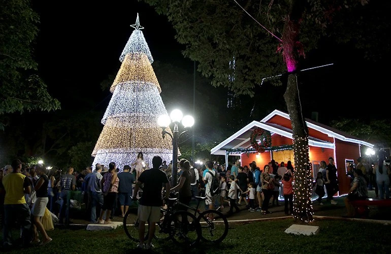 Decoração de Natal começa a ser instalada em Londrina - Lugares -  Londrinando