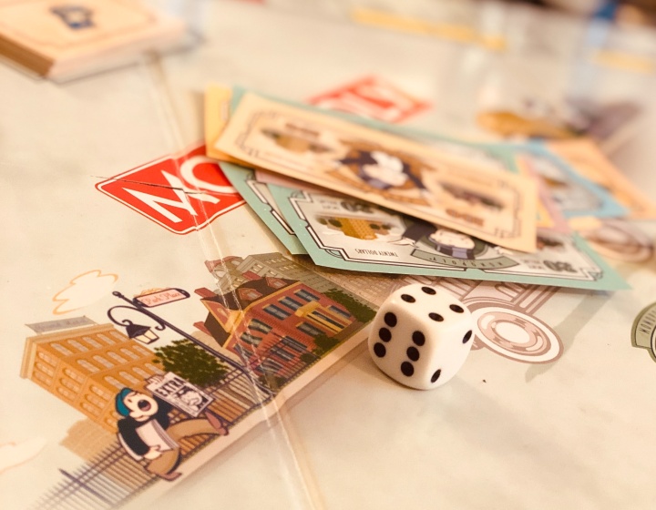 Jogos de cartas e tabuleiro para se divertir com amigos e família