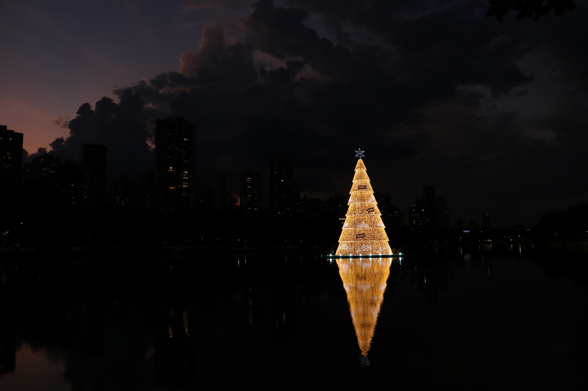 Confira fotos das luzes de Natal acesas em Londrina - Lugares - Londrinando